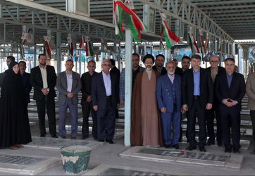 پاسداشت روز شهید با حضور مقامات سازمان آب و برق خوزستان در گلزار شهدای اهواز