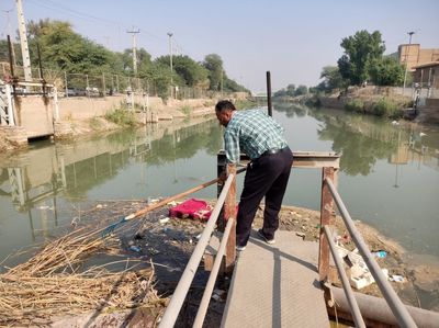 عملیات پاکسازی اطراف دریچه و سرریز آب‌پخش حمیدیه ( کرخه جنوبی) انجام شد