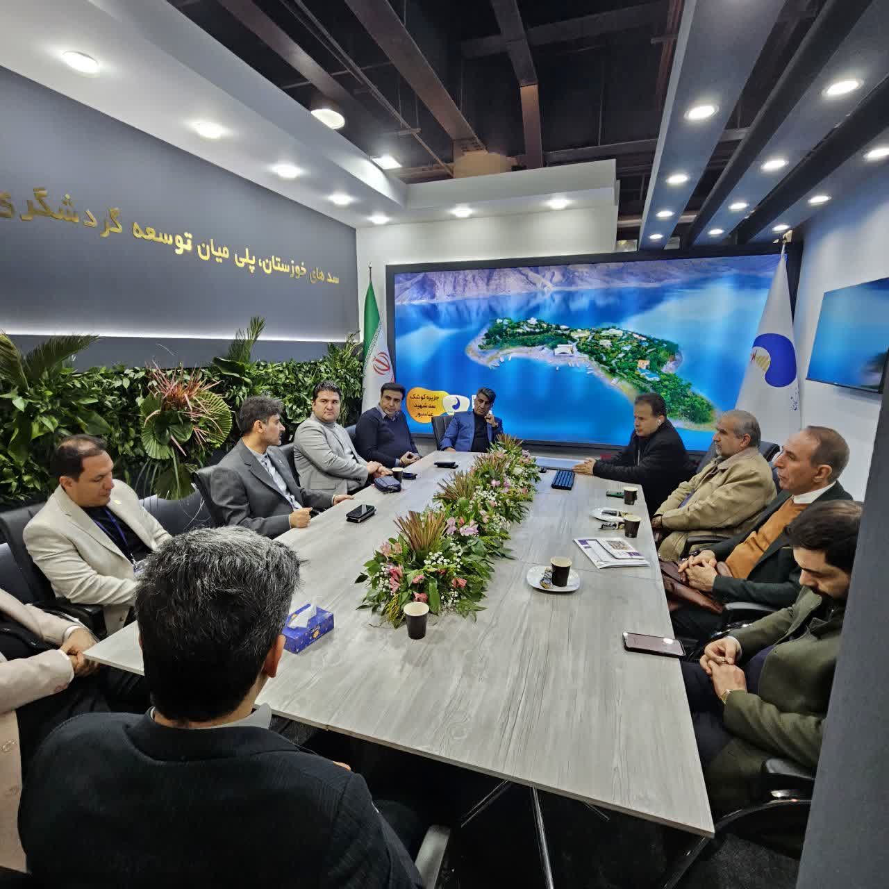 بازدید هیئت سرمایه‌گذار از غرفه سازمان آب و برق خوزستان در نمایشگاه گردشگری