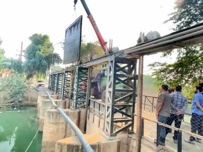 عملیات خارج‌سازی استابلاگ‌های دریچه‌های شماره ۱ و ۳ سردهانه کانال وصیله ( کرخه جنوبی )