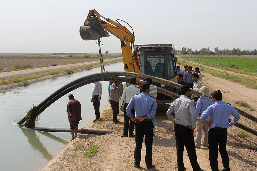 جمع آوری سیفون های غیرمجاز در شبکه آبیاری میان آب شوشتر