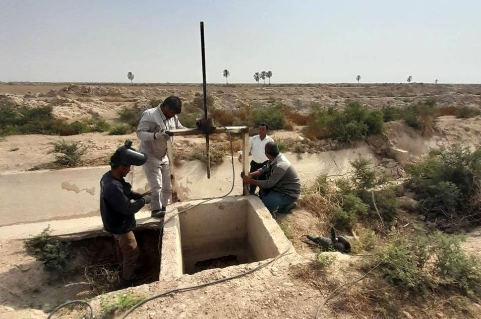 عملیات نصب دریچه های شبکه آبیاری شادگان انجام شد