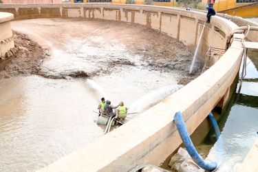 لایروبی و شستشوی کلاریفایرهای تصفیه خانه اهواز توسط شرکت آب جنوب شرق
