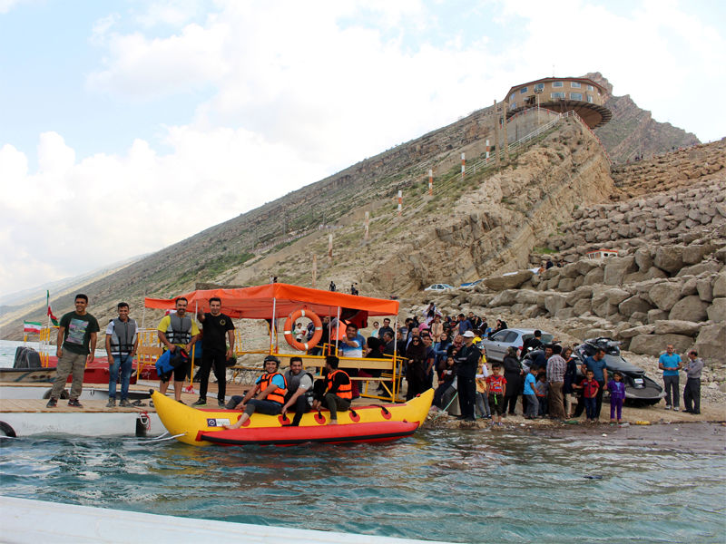 برگزاری تفریحات آبی برای خانواده کارکنان در دریاچه سد مارون