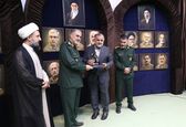 تقدیر از عباس صدریان‌فر به‌پاس توسعه و تقویت حرکت فرهنگی راهیان نور