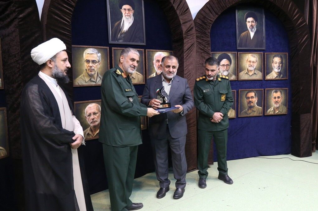 تقدیر از عباس صدریان‌فر به‌پاس توسعه و تقویت حرکت فرهنگی راهیان نور