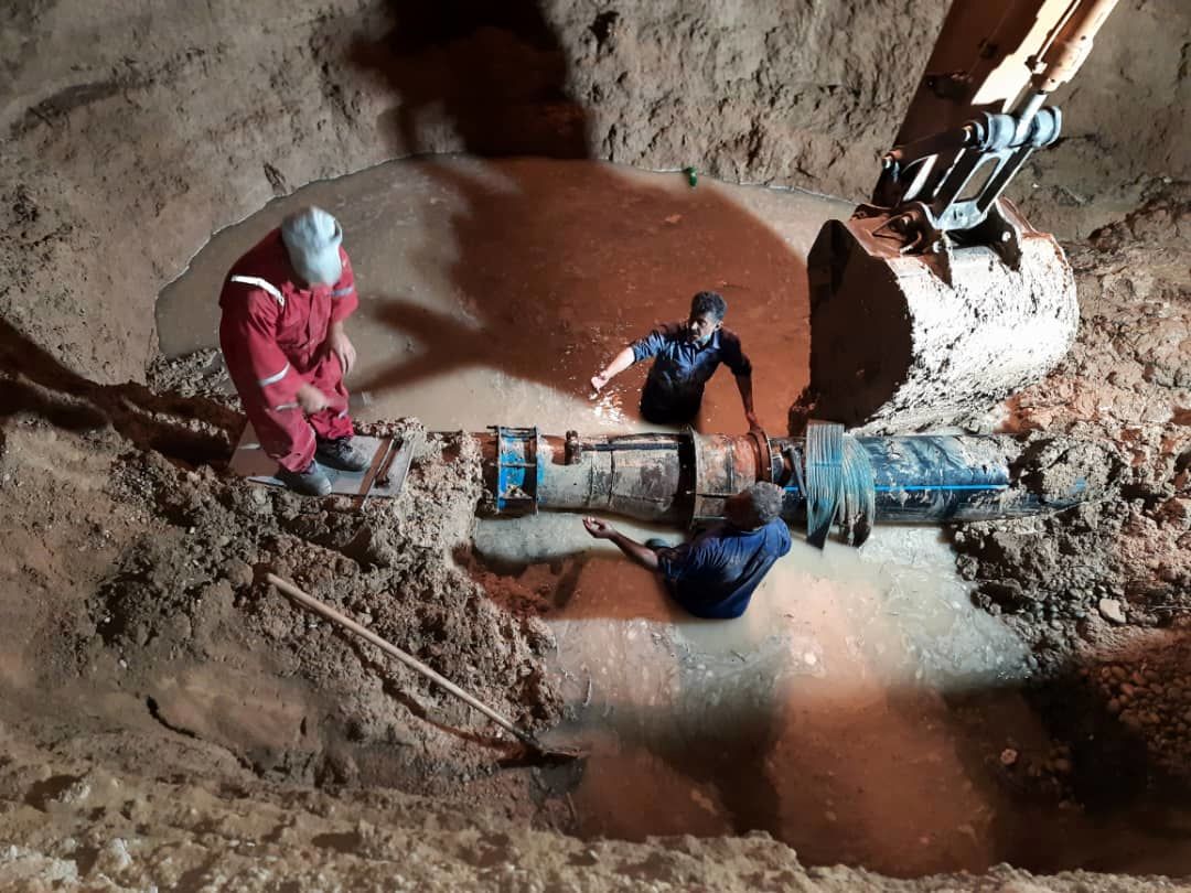 تعویض بیش از ۳۰۰ متر از خط لوله انتقال آب به شهرستان هندیجان/آبرسانی به شهرستان هندیجان به روال عادی برگشت