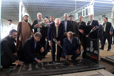 پاسداشت روز شهید با حضور مقامات سازمان آب و برق خوزستان در گلزار شهدای اهواز