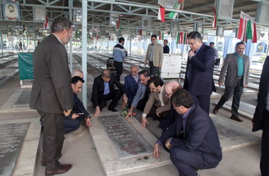 پاسداشت روز شهید با حضور مقامات سازمان آب و برق خوزستان در گلزار شهدای اهواز