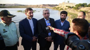 تصاویر بازديد وزير نيرو از سازه هاي آبي تاريخي و بررسي لايروبي بند ميزان در شوشتر