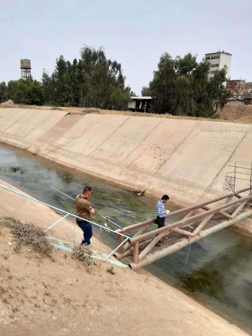 عملیات اندازه گیری دبی آب ورودی به کانال کارخانه شرکت کشت و صنعت کارون
