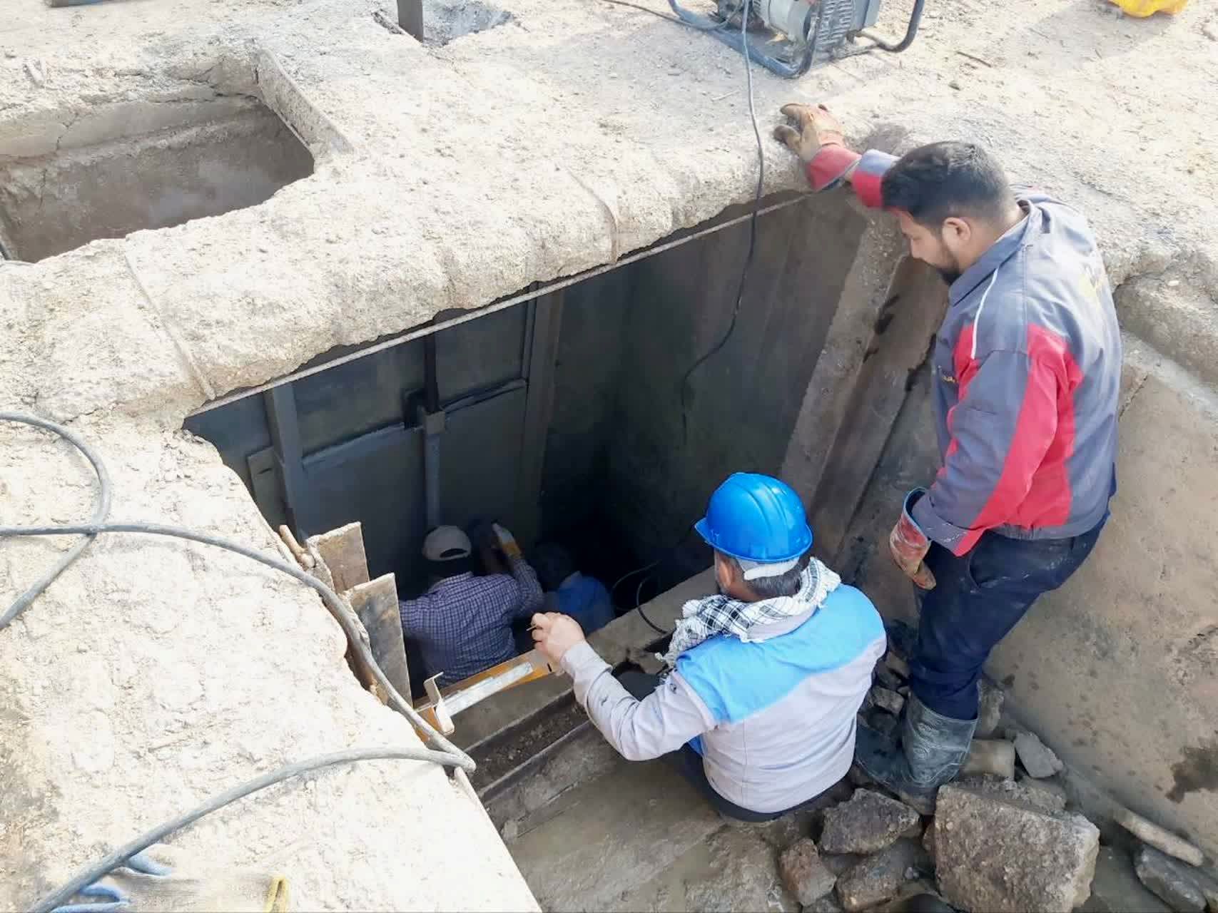 اجرای عملیات ساخت و نصب دریچه های کشویی شبکه آبیاری شمال‌شرق اهواز