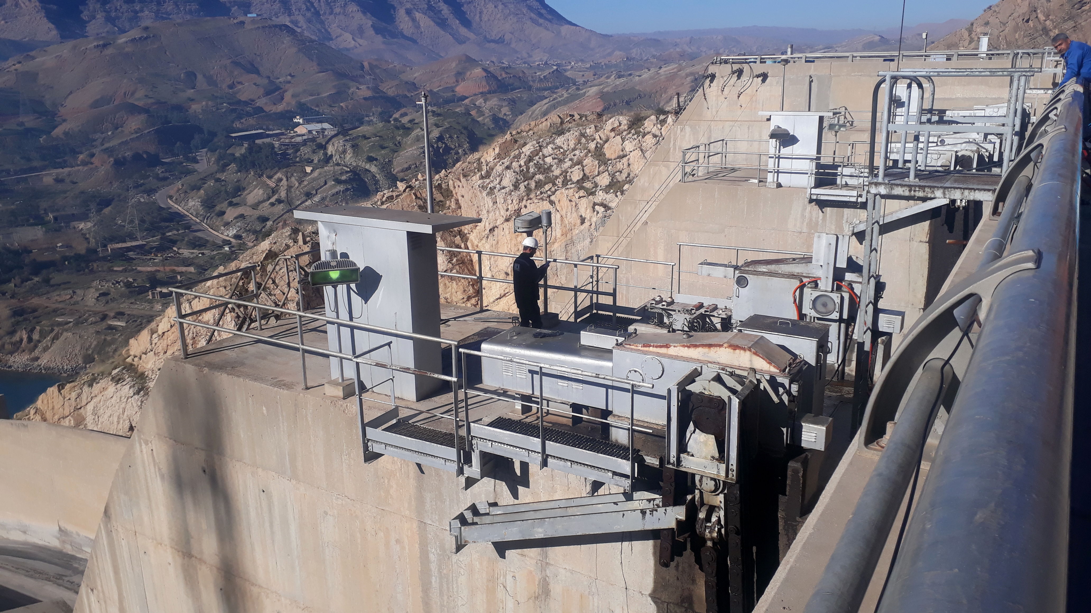 آغاز اورهال مکانیزم باز و بسته شدن دریچه های سرریز سد شهید عباسپور