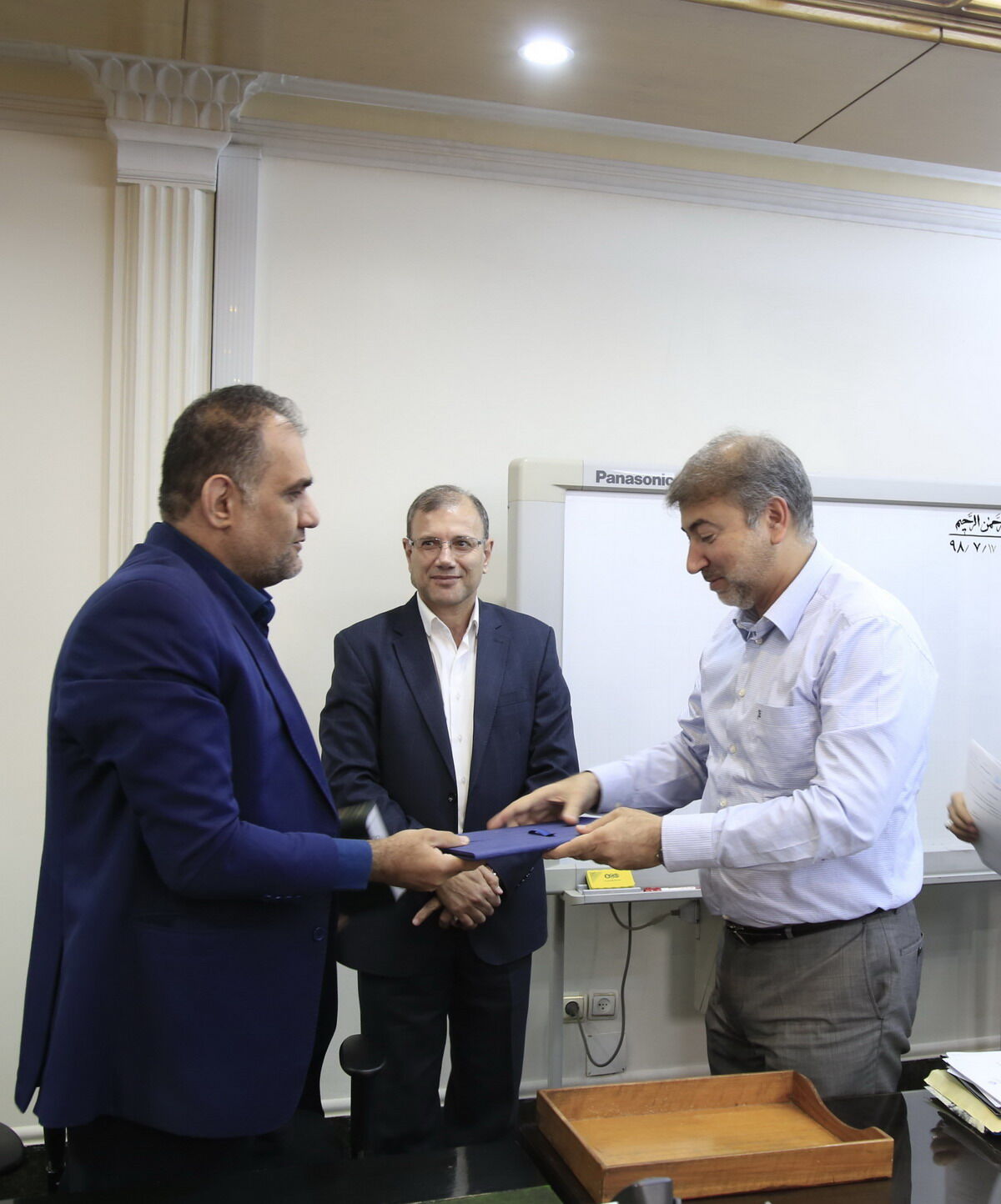 آیین تودیع و معارفه مدیریت روابط عمومی سازمان آب و برق خوزستان برگزار شد