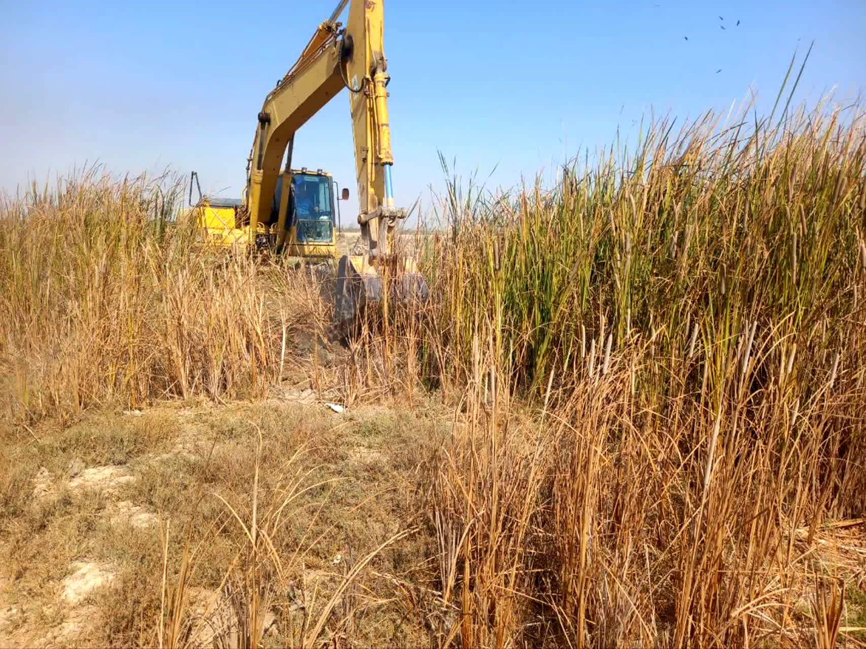 شکستگی خط لوله و مهار نشتی آب درون حوضچه خط لوله ۸۰۰ میلیمتری چمران تعمیر شد
