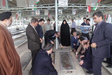 پاسداشت روز شهید با حضور مقامات سازمان آب و برق خوزستان در گلزار شهدای اهواز