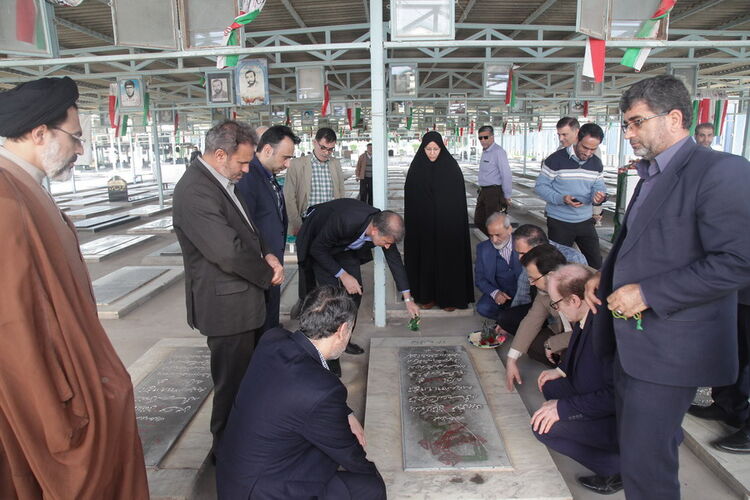 پاسداشت روز شهید با حضور مقامات سازمان آب و برق خوزستان در گلزار شهدای اهواز