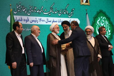 تحویل جدیدترین سند مالکیت به مدیرعامل سازمان آب و برق خوزستان