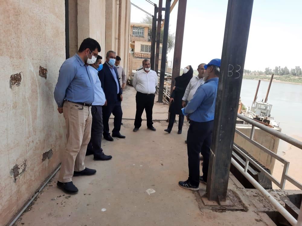 بازدید مدیرعامل شرکت بهره‌ برداری از شبکه‌های آبیاری کارون بزرگ از نحوه عملیات اصلاح سازه آبگیر ورودی حوضچه های مکش الکتروپمپ ایستگاه پمپاژ شبکه آبیاری شمال شرق اهواز