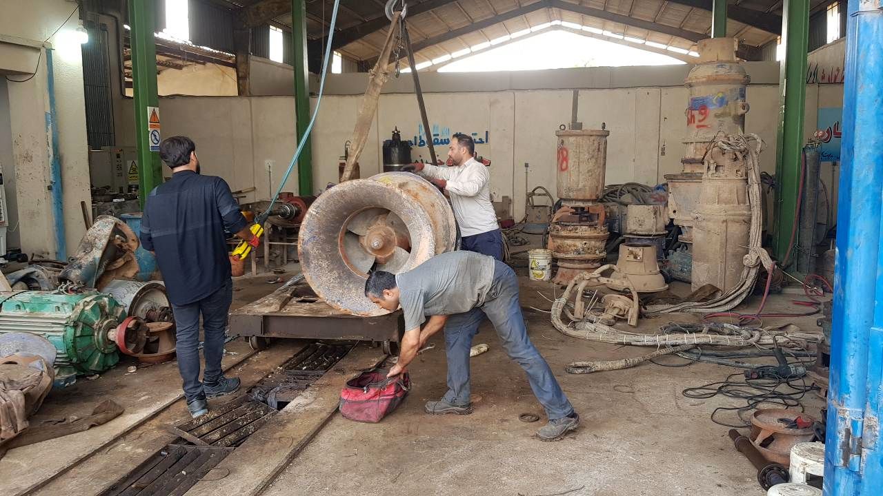 عملیات تعمیر، نصب و راه اندازی یک دستگاه الکتروپمپ مستغرق در ایستگاه پمپاژ سلامات اجرا شد