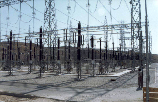 شستشوی تجهیزات و مقره های پست 400 کیلو ولت کرخه انجام شد