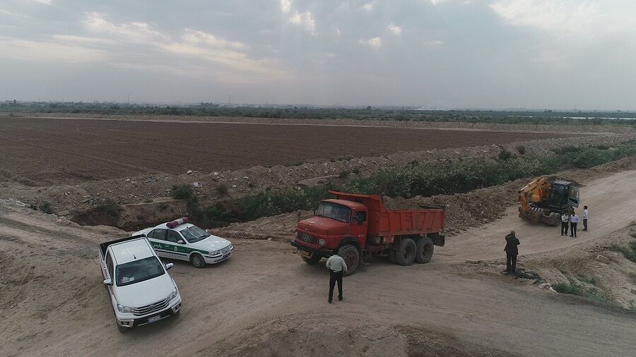 با متخلفان برداشت غیرمجاز از بستر رودخانه کارون برخورد قانونی شد

