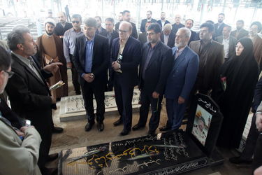 پاسداشت روز شهید با حضور مقامات سازمان آب و برق خوزستان در گلزار شهدای اهواز