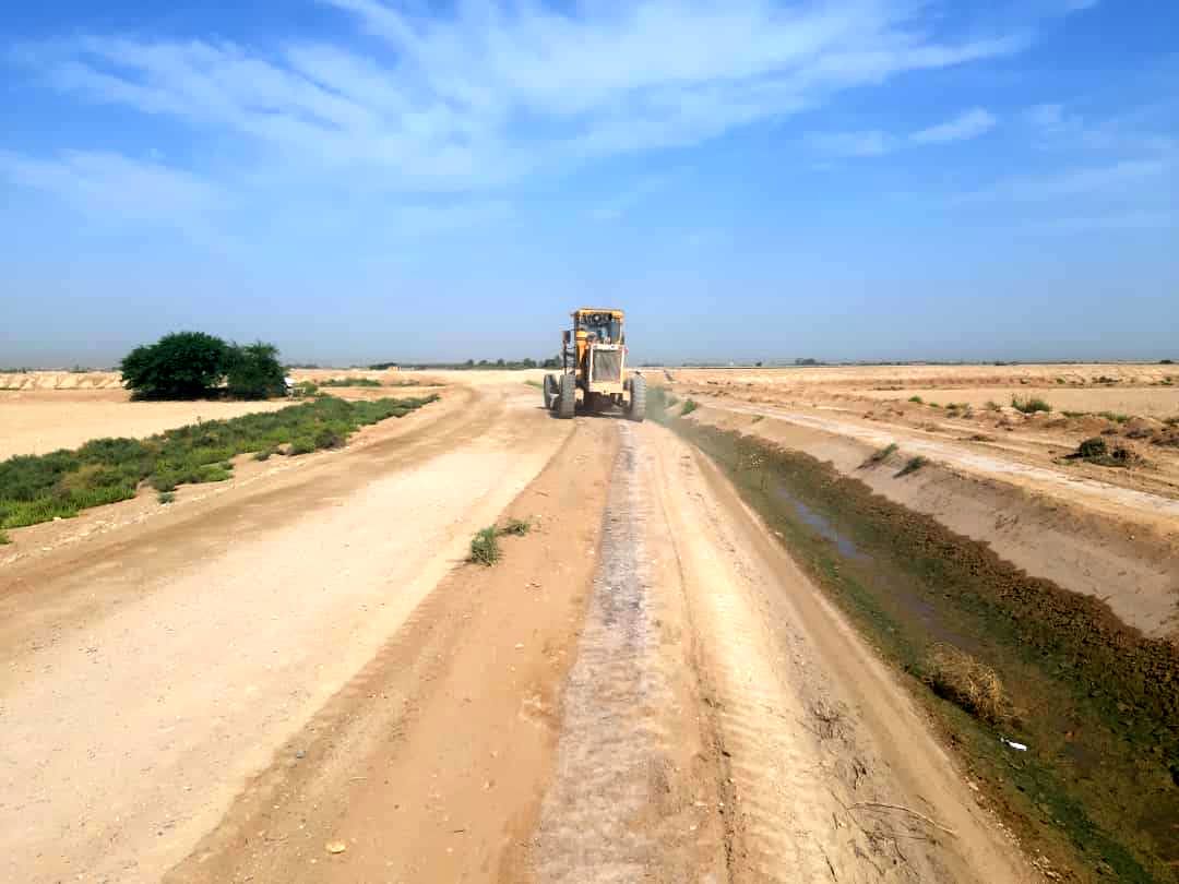 عملیات تسطیح، رگلاژ و علفچینی باند کانال های شبکه آبیاری شمال شرق اهواز انجام شد