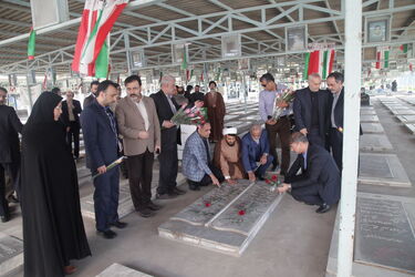 پاسداشت روز شهید با حضور مقامات سازمان آب و برق خوزستان در گلزار شهدای اهواز