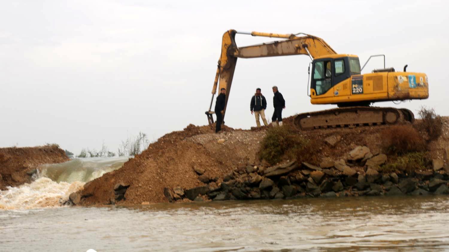 بازگشایی بند خاکی مارد در پی بارش‌های اخیر