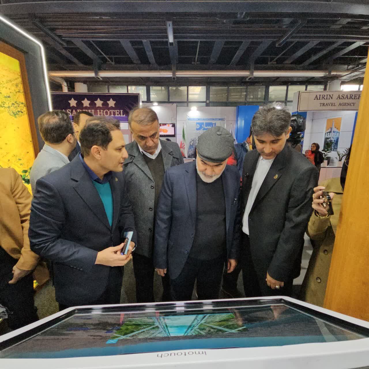 بازدید استاندار خوزستان و نماینده اهواز در مجلس از غرفه سازمان آب و برق در نمایشگاه گردشگری تهران