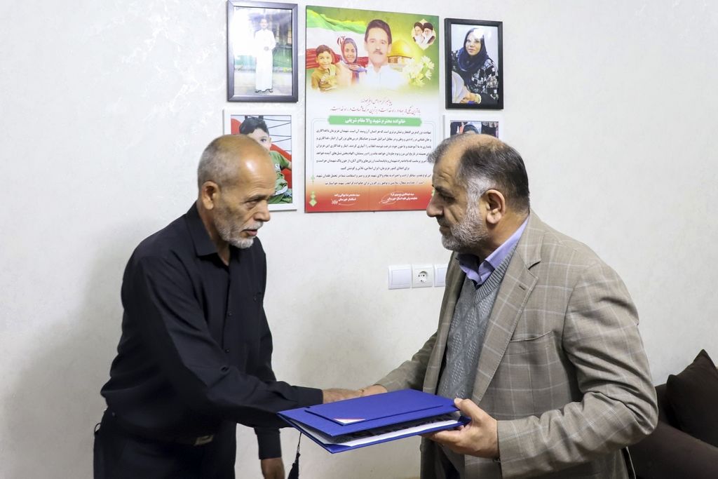 دیدار مدیرعامل سازمان آب و برق خوزستان با خانواده شهدای دفاع مقدس ۱۲ روزه 