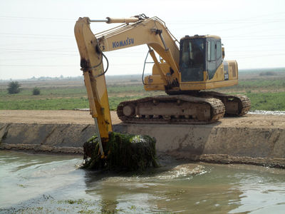 اتمام عملیات لایروبی کانال های اصلی و فرعی شبکه آبیاری شمال شرق اهواز 