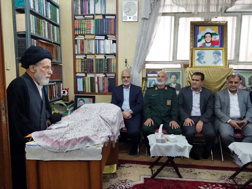 دیدار عیدانه مدیر عامل سازمان آب و برق خوزستان با نماینده ولی‌فقیه، زعیم حوزه های علمیه و جمعی از علمای استان
