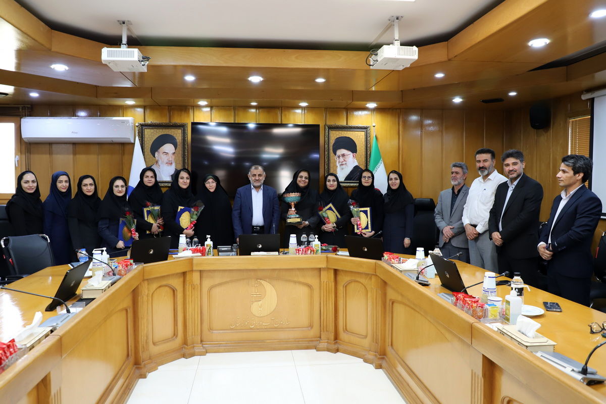 تیم شنای بانوان سازمان آب و برق خوزستان مورد تقدیر مدیرعامل قرار گرفت