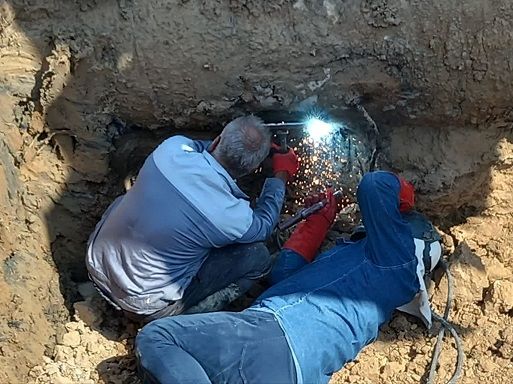 تعمیر خط لوله ۷۵۰ میلیمتری خروجی تلمبه خانه امیدیه یک شرکت آب جنوب شرق