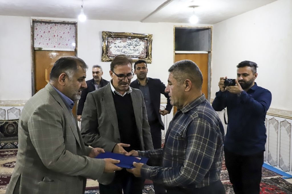 دیدار مدیرعامل سازمان آب و برق خوزستان با خانواده شهدای دفاع مقدس ۱۲ روزه 