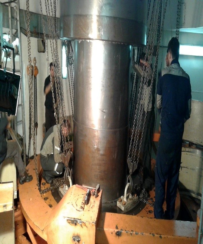 رفع نشتی مخزن روغن توربین واحد یک نیروگاه کارون3
