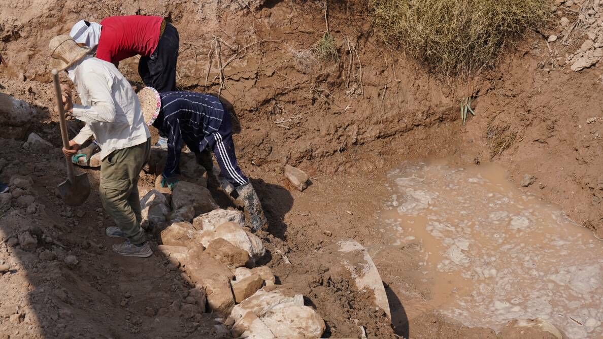 اجرای عملیات ترمیم آبشستگی و لوله‌گذاری بند خاکی بین کانال سلمان و زهکش دهخدا