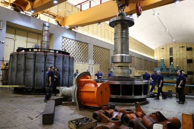 عملیات دمونتاژ شفت و چرخ توربین ۴۰ تنی واحد شماره ۵ نیروگاه سد دز انجام شد 