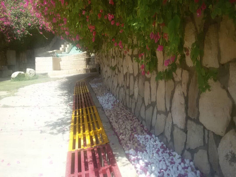  جایگزینی قلوه سنگ های صنعتی و رودخانه ای جهت پوشش گیاهی در فضای سبز پلاژ مارون