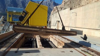 حفاری درین در انبار دریچه های استاپلاگ‌ آبگیر نیروگاه کارون۳