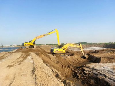 تخلیه رسوبات ته نشین شده حوضچه رسوبگیر خرمشهر 