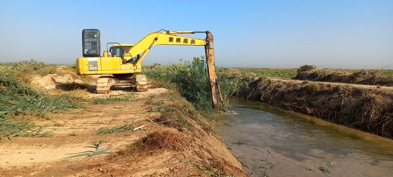 شروع عملیات لایروبی کانال ها و زهکش های شبکه آبیاری میانآب شوشتر