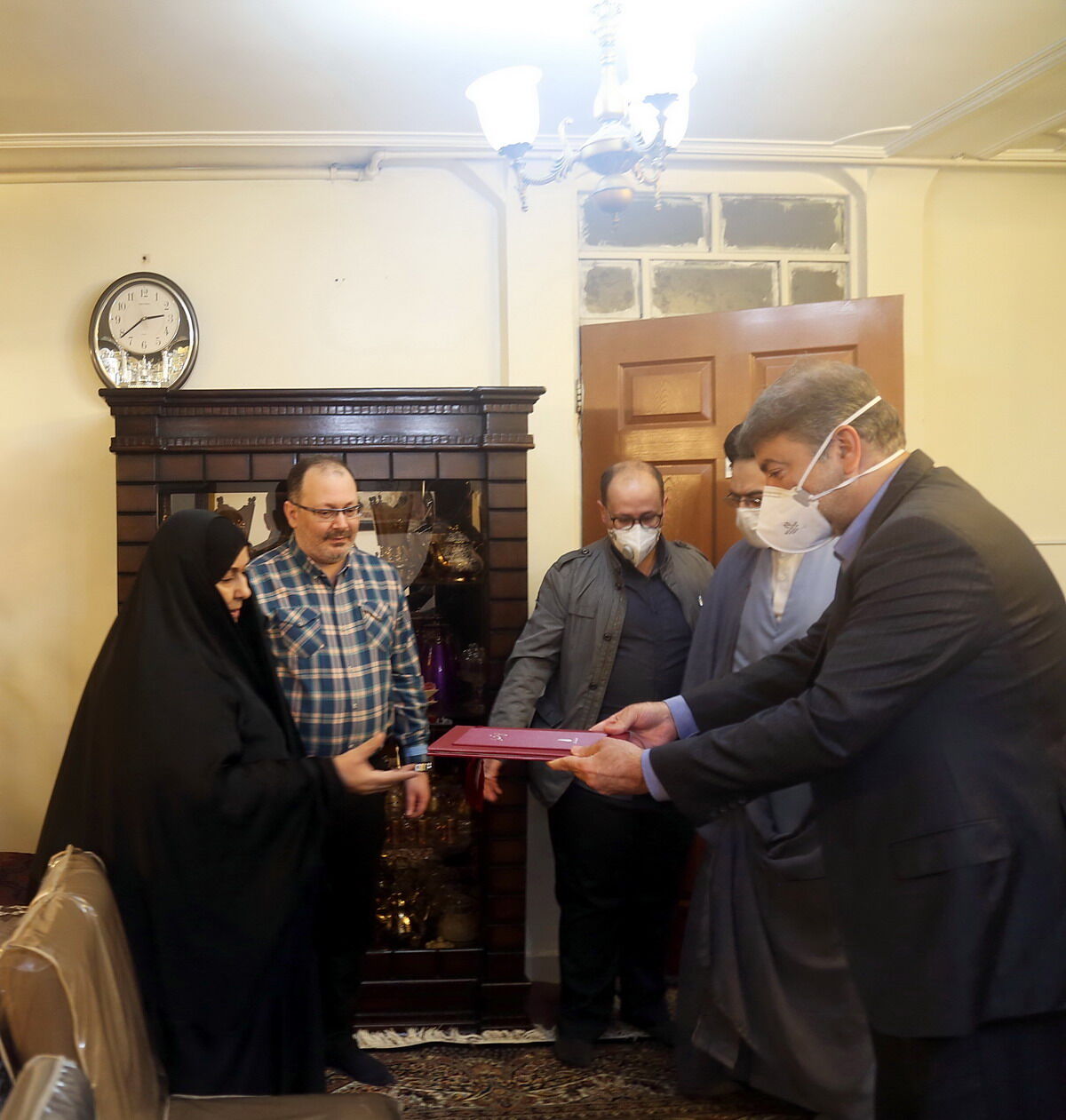 دیدار مدیرعامل سازمان آب و برق خوزستان با خانواده شهید مشرف