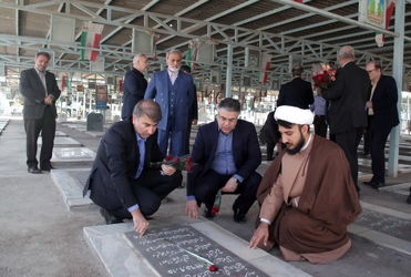 پاسداشت روز شهید با حضور مقامات سازمان آب و برق خوزستان در گلزار شهدای اهواز